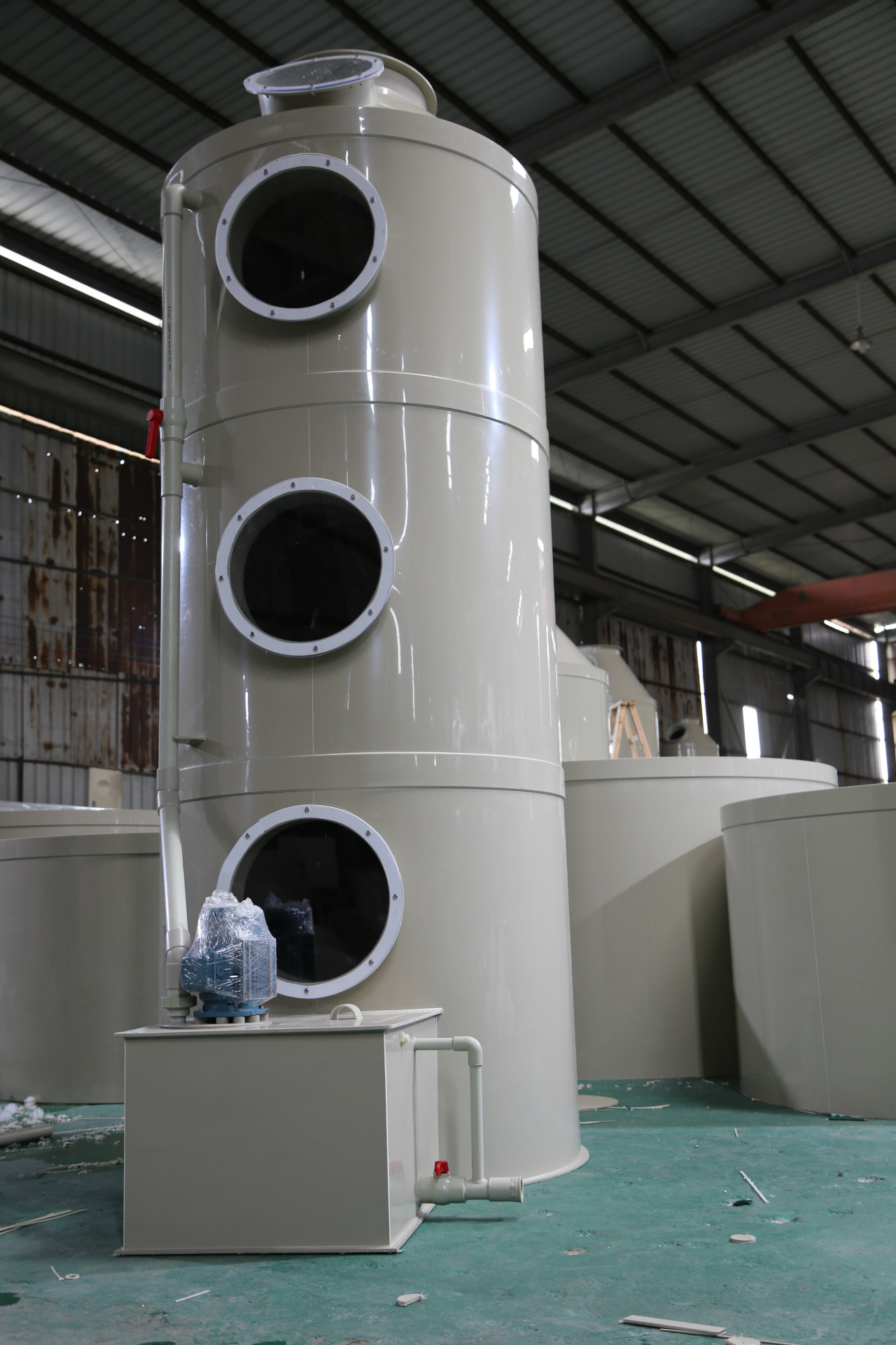 化工废气进入预处理系统(水洗塔)，通过水洗充分吸收废气中的水溶性废气，再进入下一道工序。