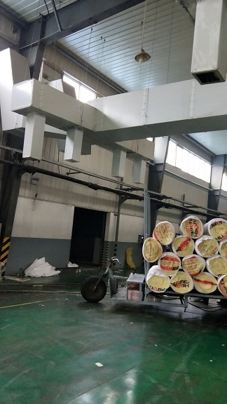 设计冷风机，拟向工作区域输送大量冷鲜风，并辅助设计南风扇，拟将送入的大量冷鲜风均匀地扩散到整个工作区域，实现人员与环境的双重良好降温。