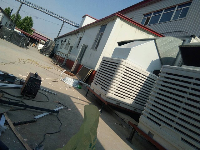 模具厂工人送风降温设备安装现场