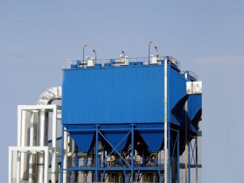静电除尘器的电源由控制箱、升压变压器和整流器组成。电源输出的电压高低对除尘效率也有很大影响。因此，静电除尘器运行电压需保持40一75kV乃至100kV以上。